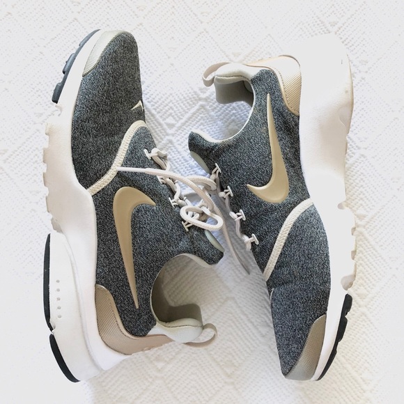 Nike Shoes - women's nike presto fly se.